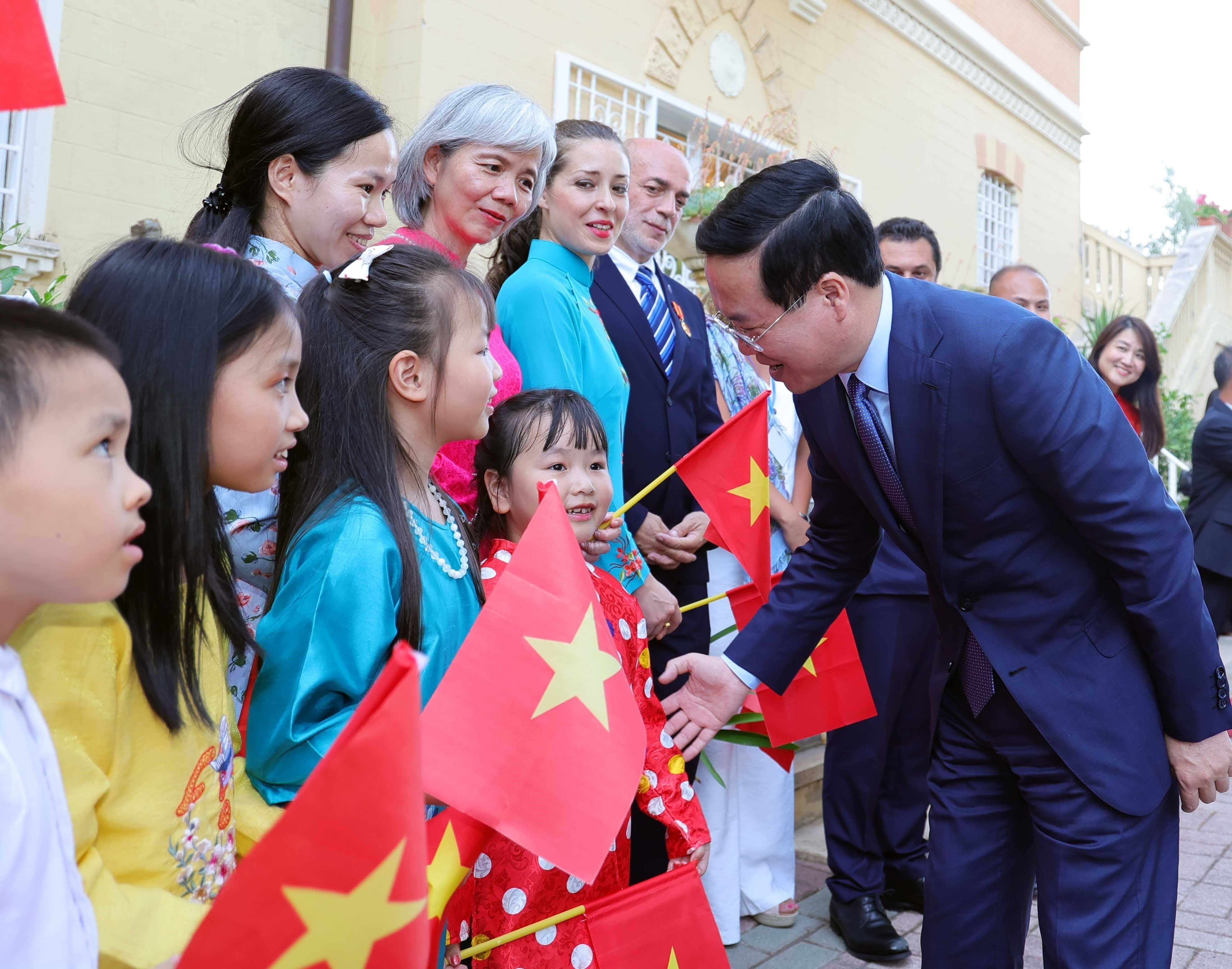 Le président Vo Van Thuong rencontre des Viet kieu et des amis italiens proches du Vietnam