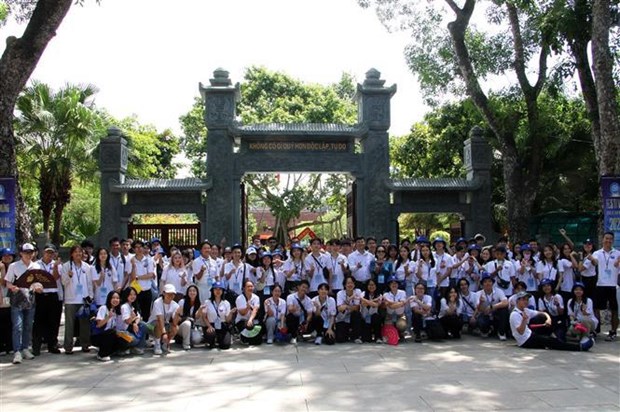 Des jeunes Vietnamiens d outre-mer rendent hommage au Président Ho Chi Minh à Nghe An