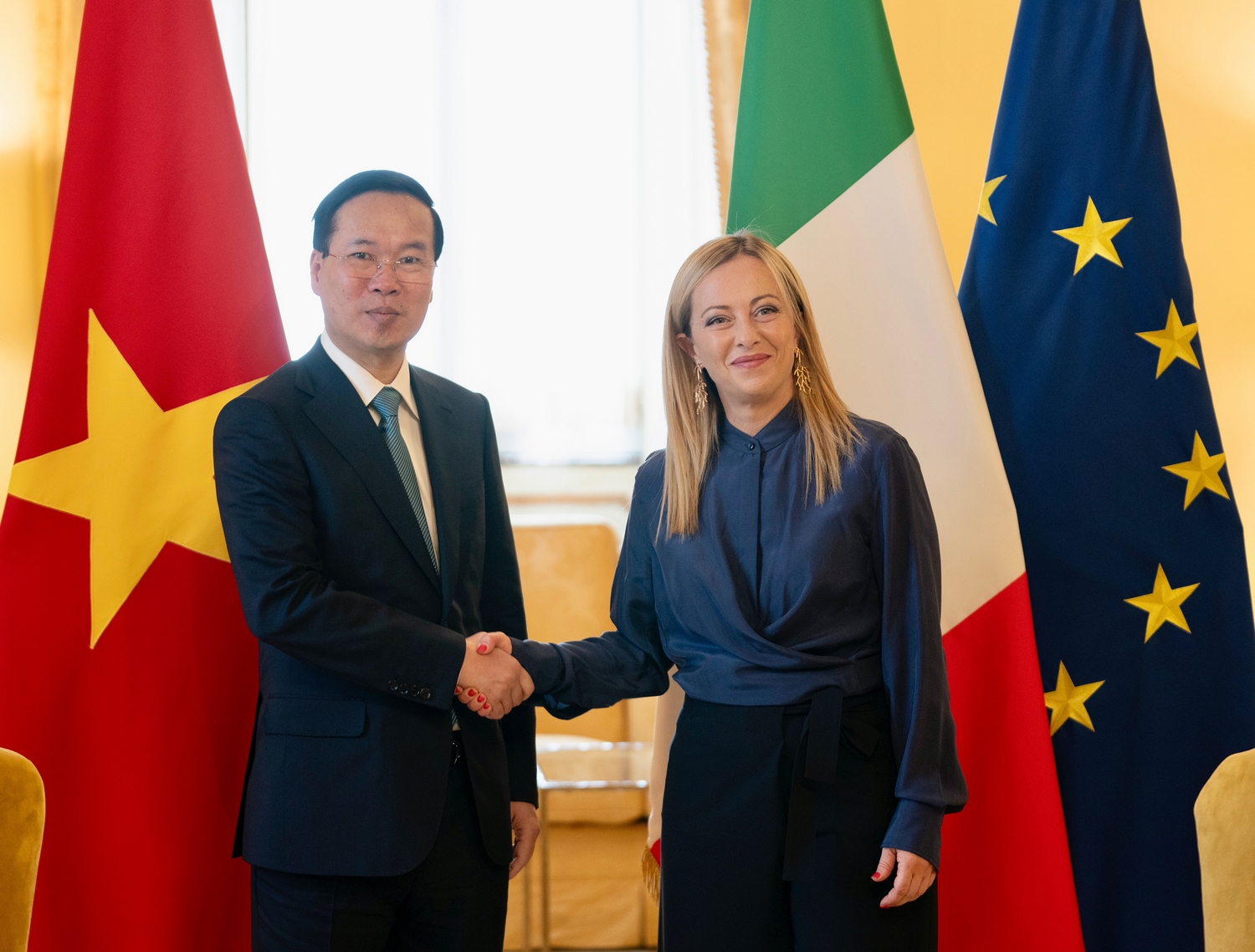 Le président Vo Van Thuong rencontre la Première ministre italienne Giorgia Meloni