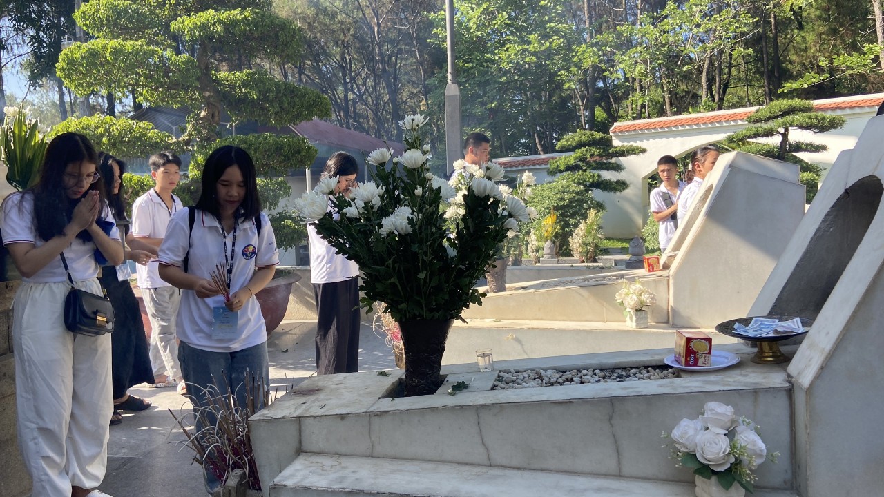 Des jeunes Vietnamiens d outre-mer rendent hommage aux martyrs héroïques au carrefour de Dong Loc