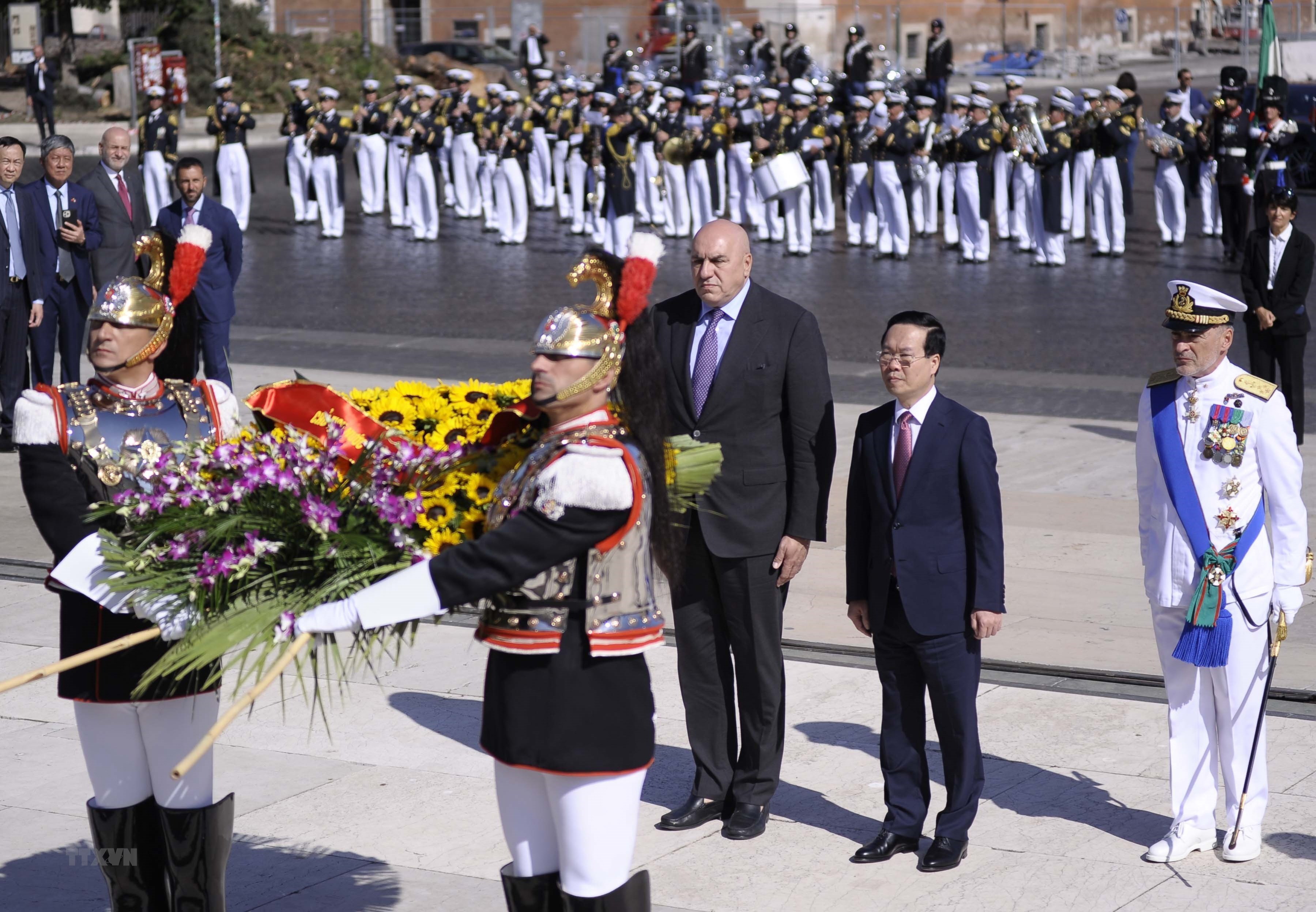 Le président Vo Van Thuong dépose des fleurs à l’Autel de la Patrie à Rome