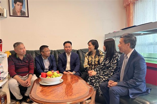 Allemagne Rendre visite à trois familles de martyrs vietnamiensv