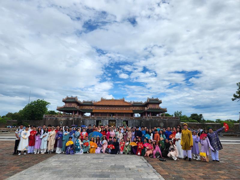 Camp d’été du Vietnam les jeunes Vietnamiens d’outre-mer se rendent à Huê