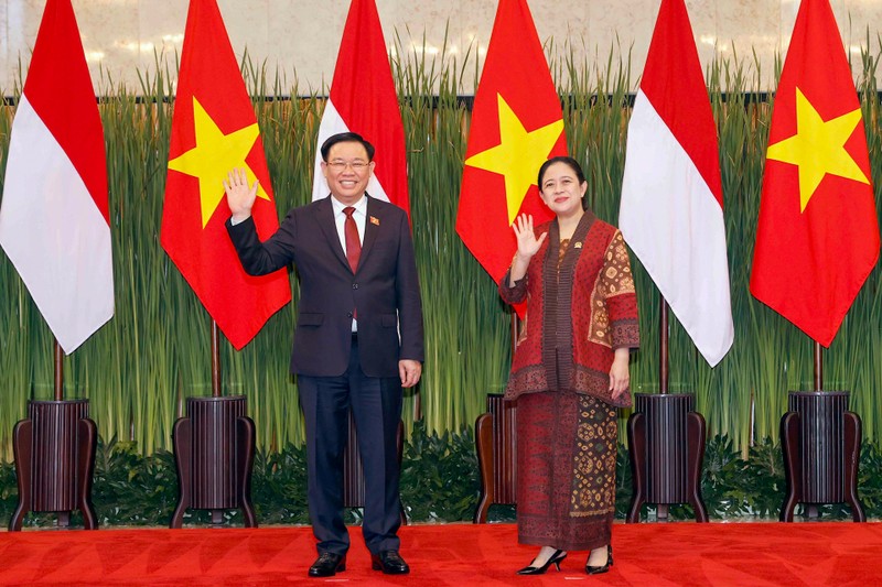 Vuong Dinh Hue s entretient avec la présidente du Conseil représentatif du peuple d Indonésie Puan Maharani