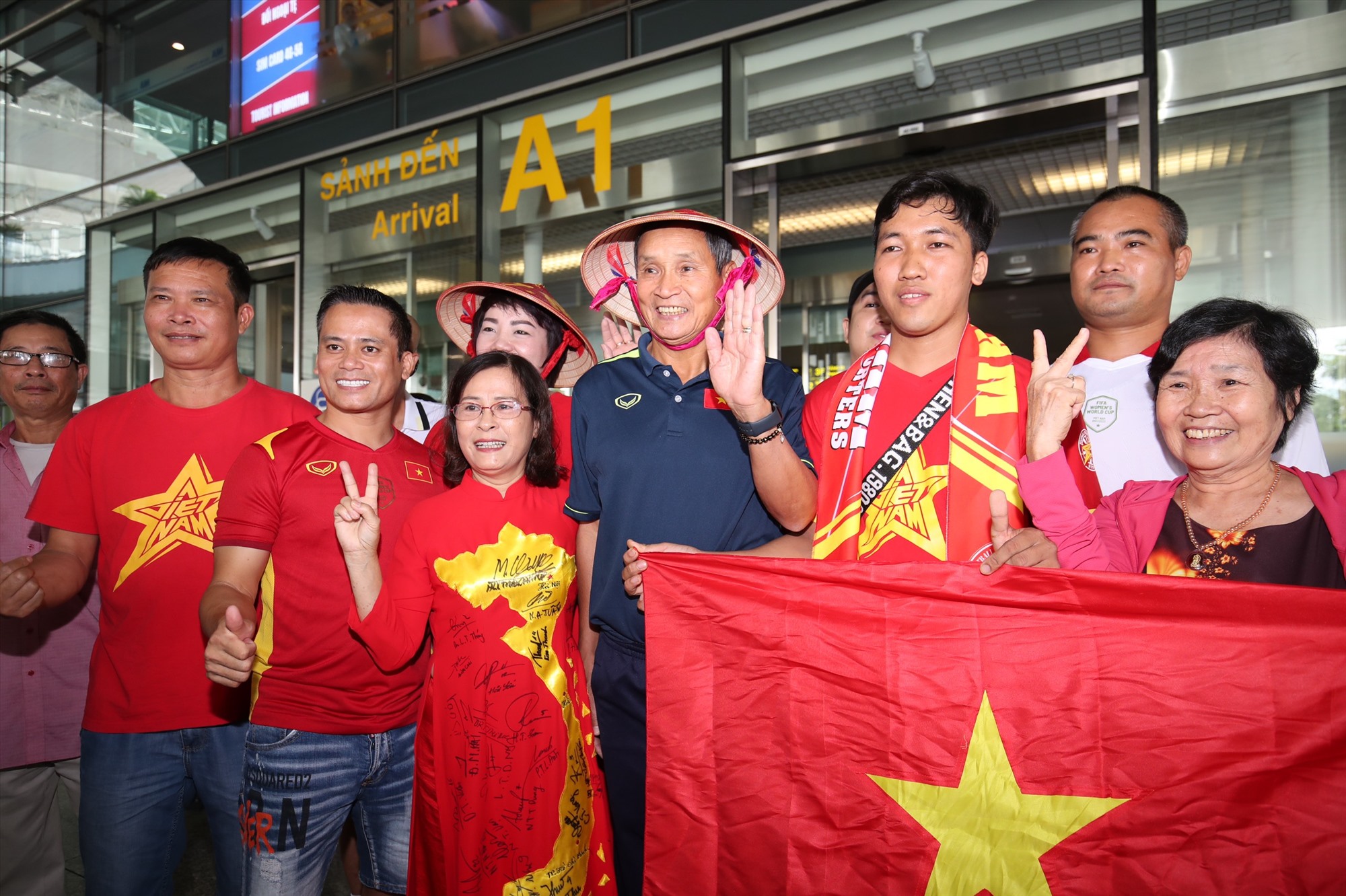 L équipe du Vietnam féminine de football de retour au pays après la Coupe du monde 2023