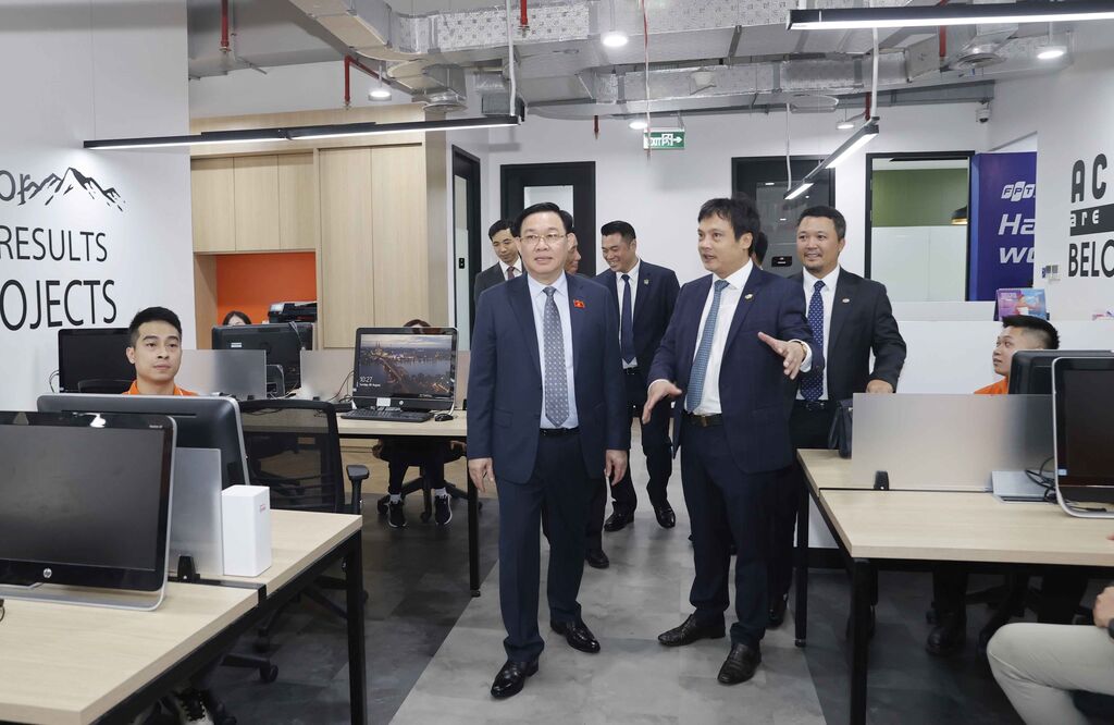 Vuong Dinh Huê visite le bureau du FPT en Indonésie