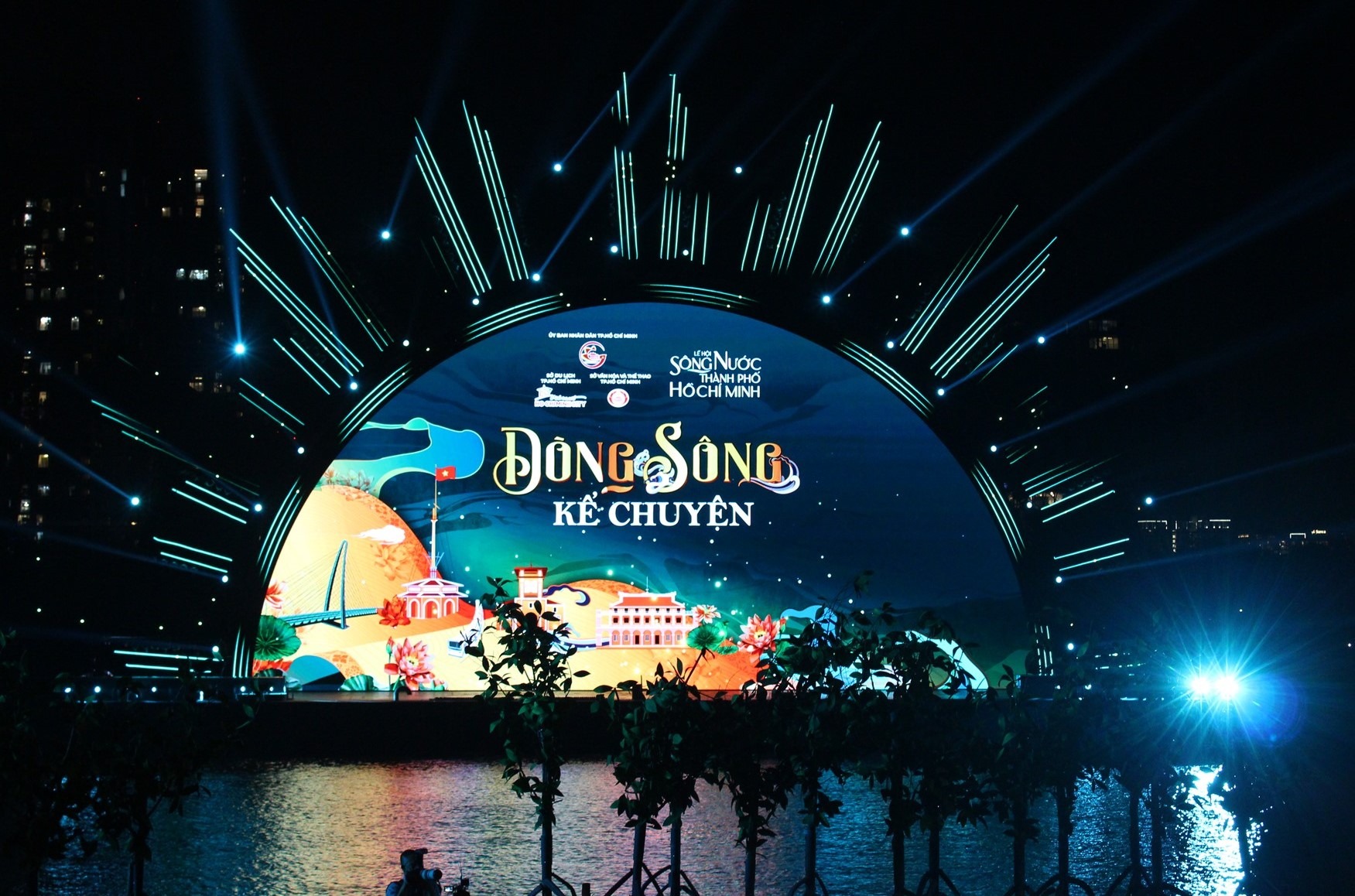 La rivière raconte des histoires  la salutation généreuse de la ville fluviale