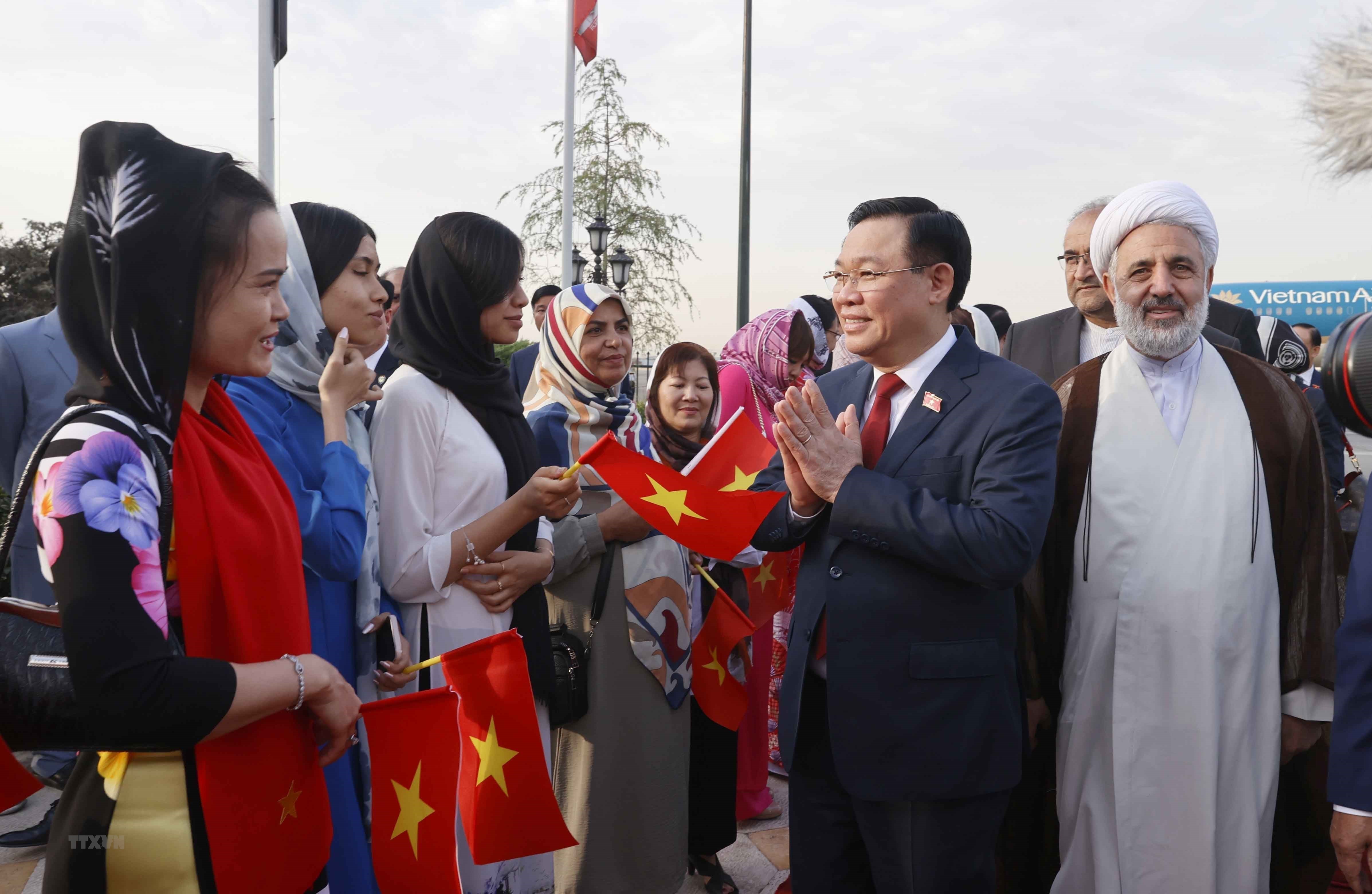Le président de l AN Vuong Dinh Hue rencontre la communauté vietnamienne en Iran