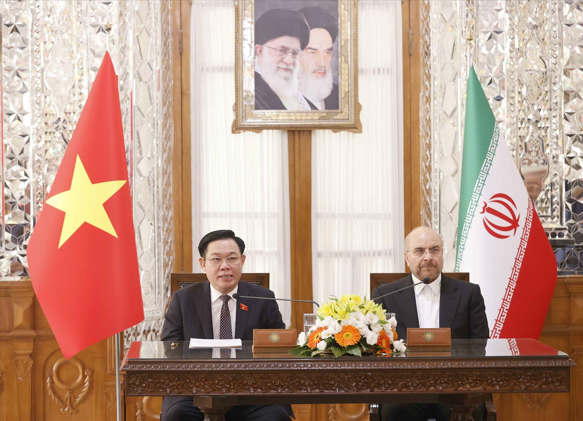 Vietnam-Iran Conférence de presse conjointe des présidents des organes législatifs