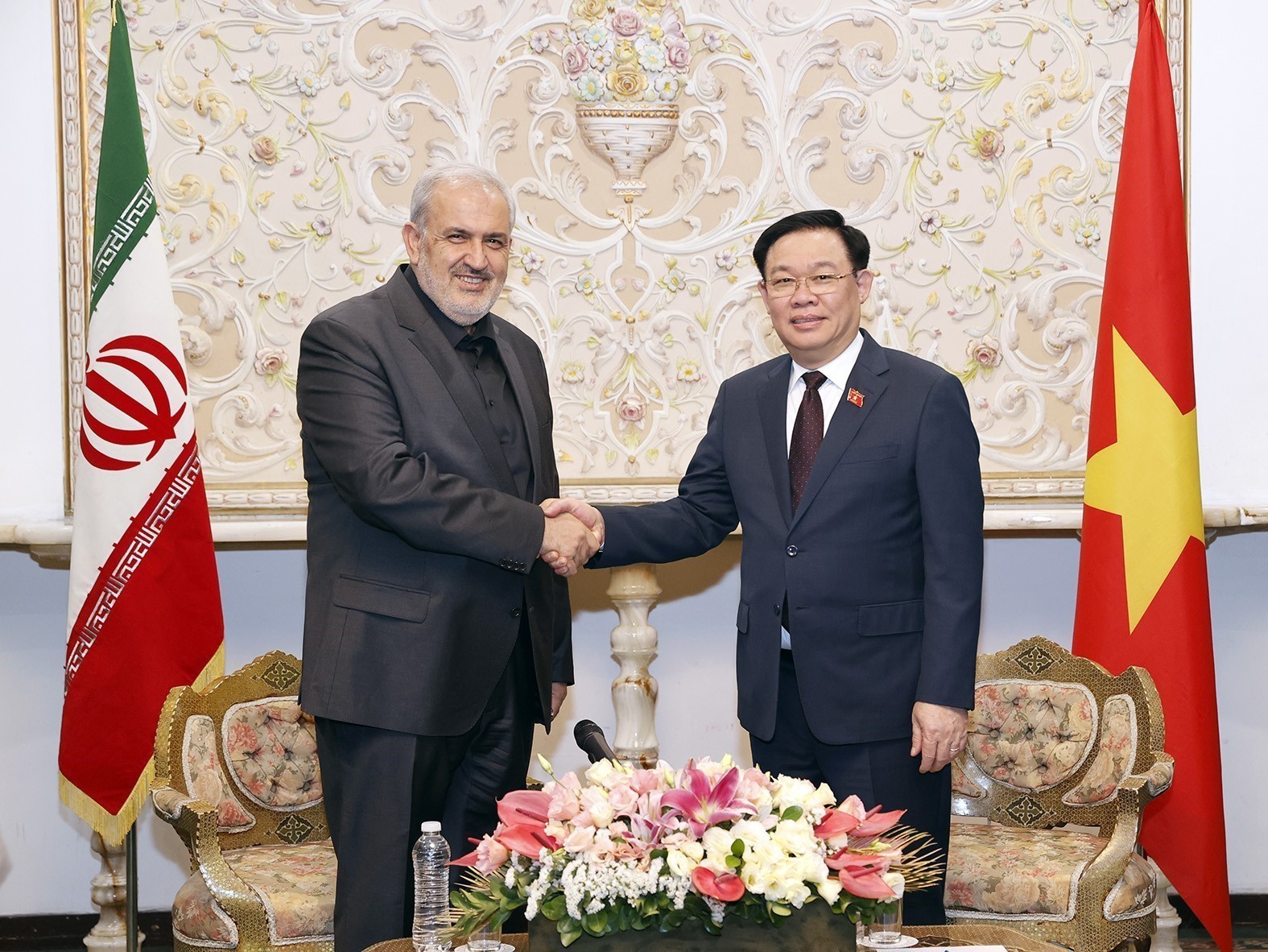 Le président de l’AN rencontre le ministre iranien de l Industrie, des Mines et du Commerce