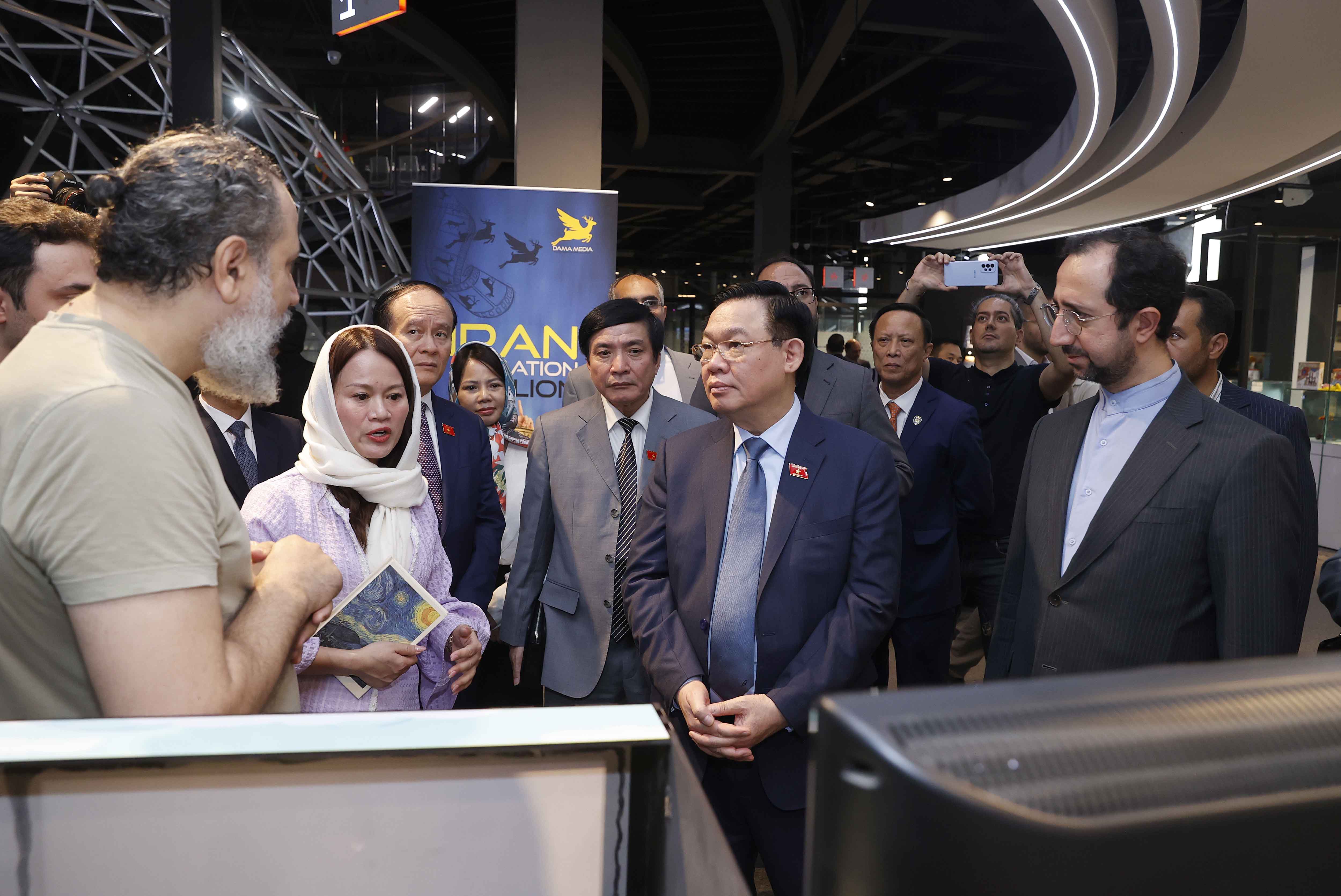 Le président de l’AN rend visite à la Maison de l innovation et de la technologie iranienne à Téhéran