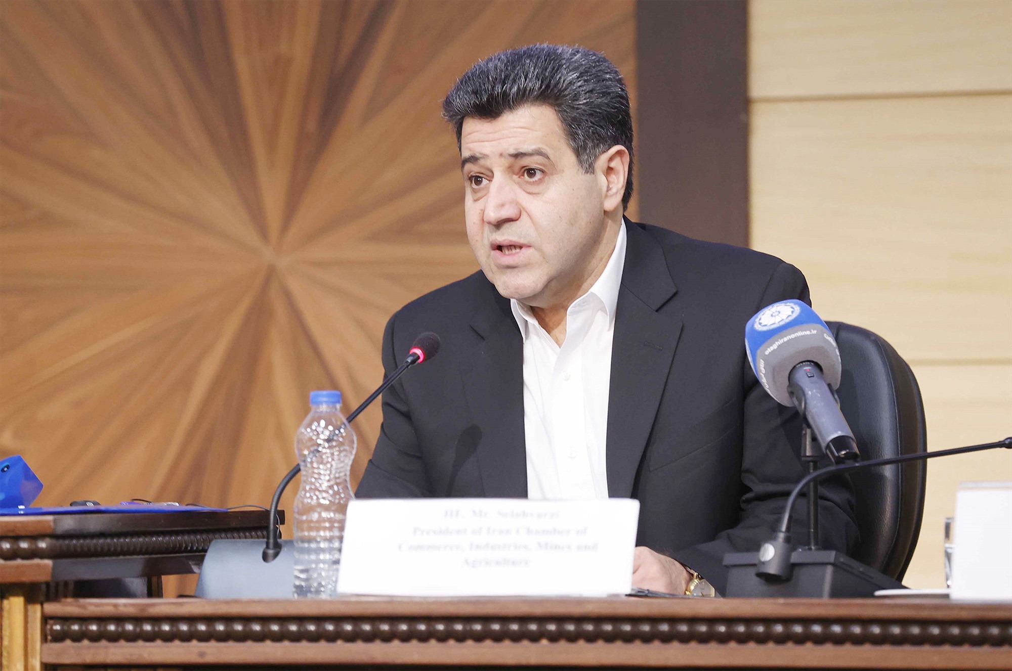 Le président de l Assemblée nationale Vuong Dinh Hue reçoit un responsable iranien