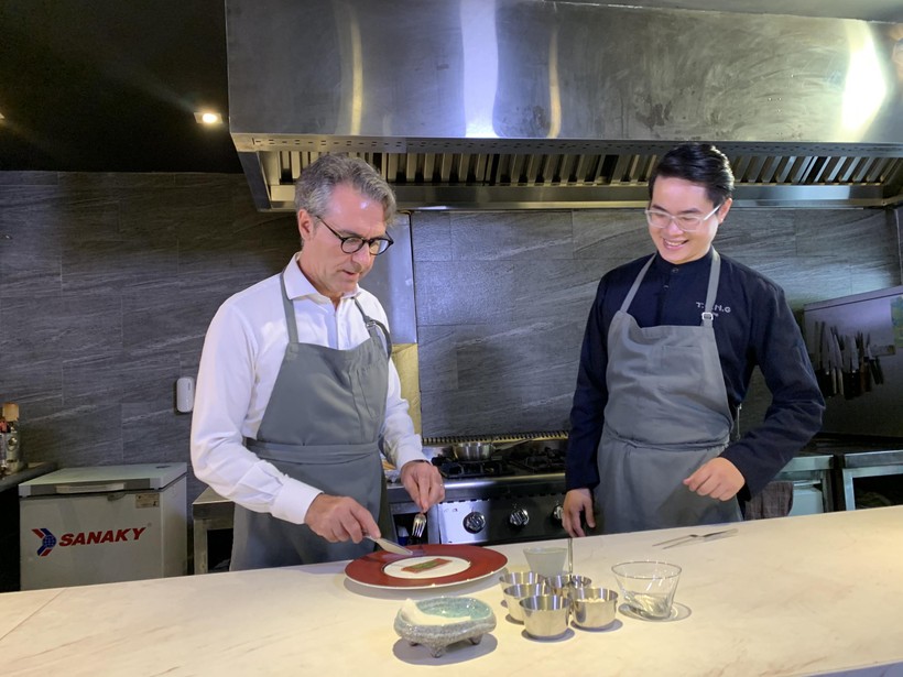 Improvisation musicale et pont reliant l UE et le Vietnam