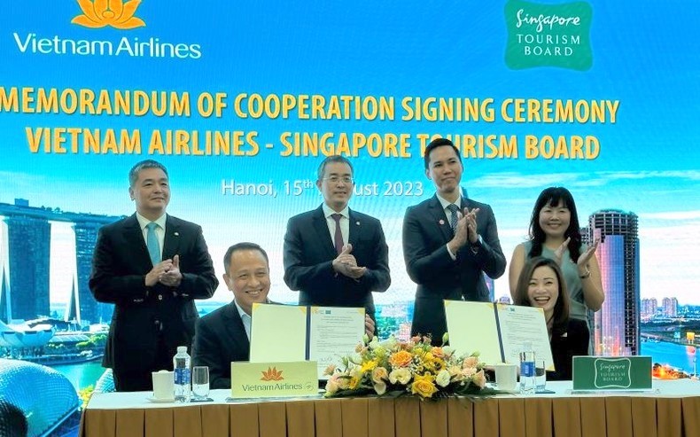 Signature d un accord pour promouvoir le tourisme au Vietnam et à Singapour
