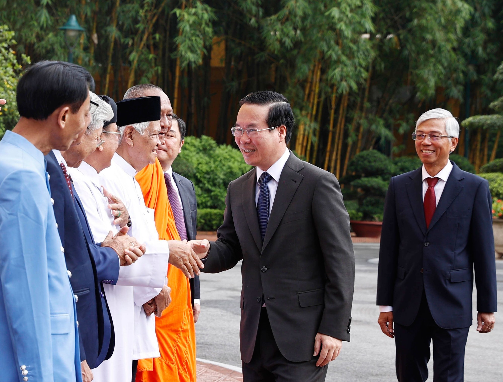 Le Président rencontre des agents religieux et des intellectuels typiques de Ho Chi Minh-Ville