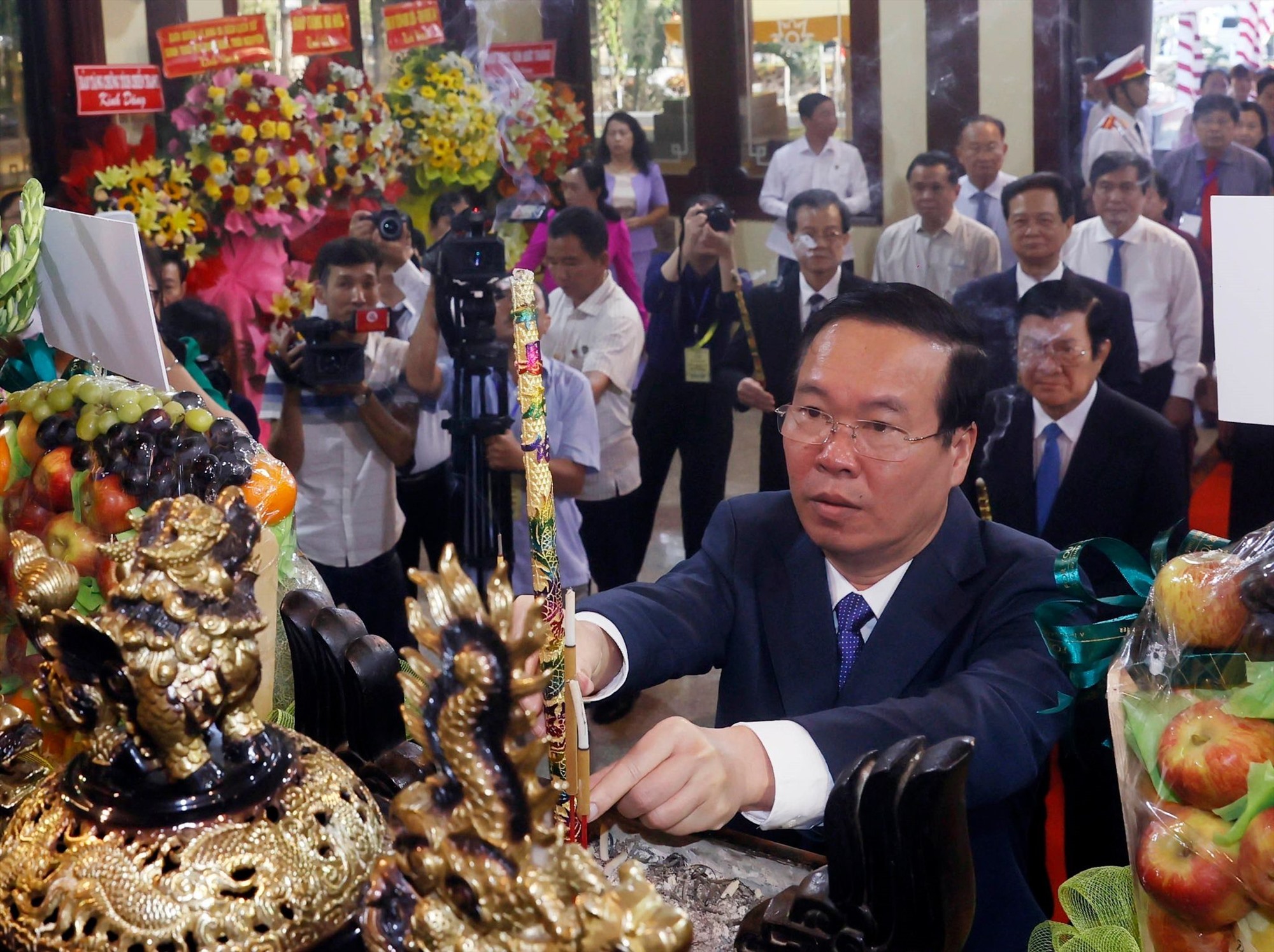 Le président Vo Van Thuong se rend au mémorial du président Ton Duc Thang