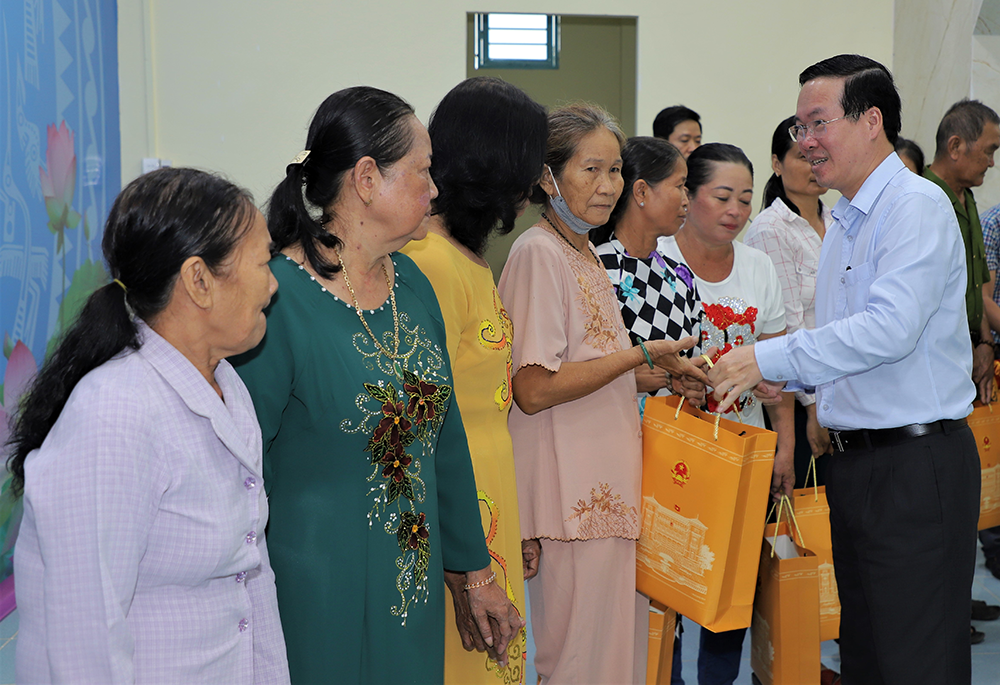 Le président Vo Van Thuong visite une commune frontalière d’An Giang