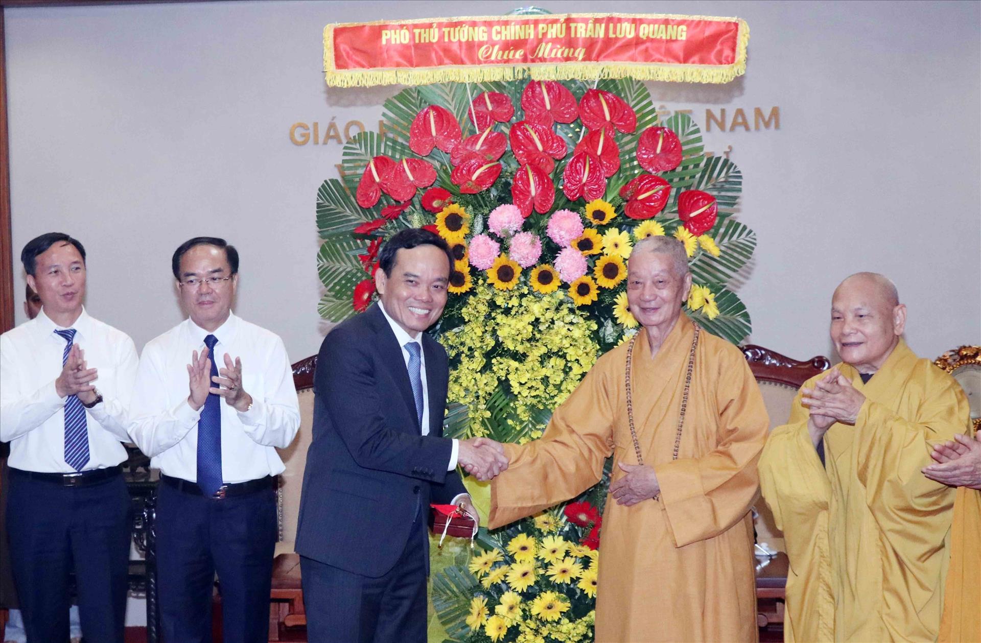 Fête Vu Lan le vice-PM Tran Luu Quang félicite les dignitaires et les fidèles bouddhistes à HCM-Ville