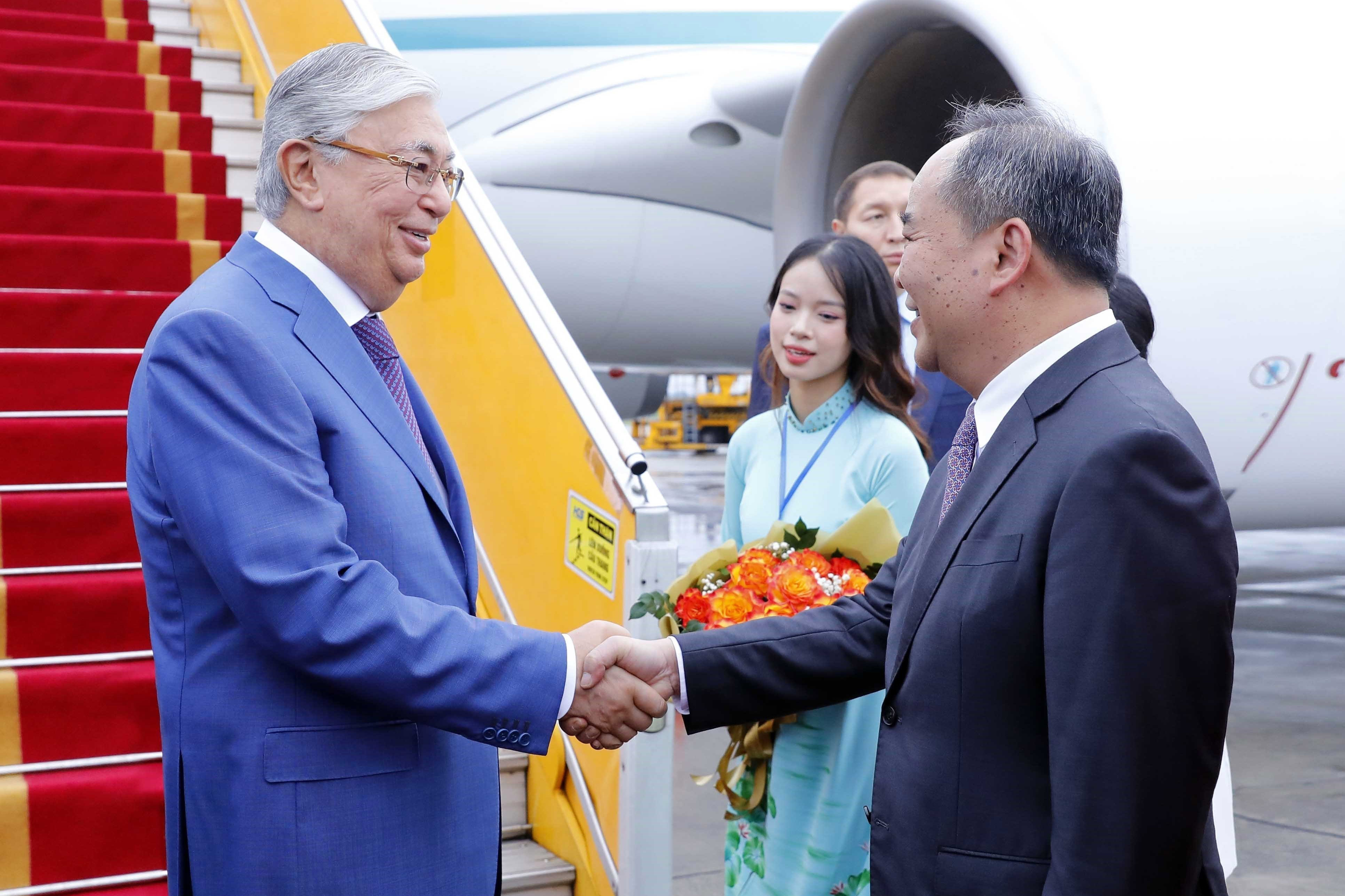 Le président kazakh Kassym-Jomart Tokayev arrive à Hanoï pour une visite officielle