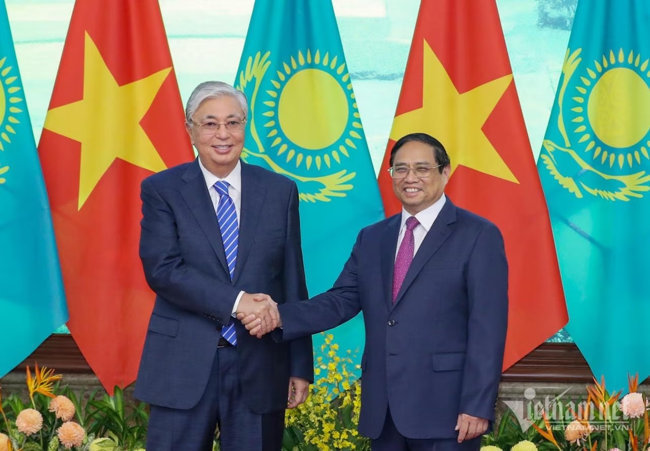 Entrevue entre le Premier ministre Pham Minh Chinh et le président du Kazakhstan