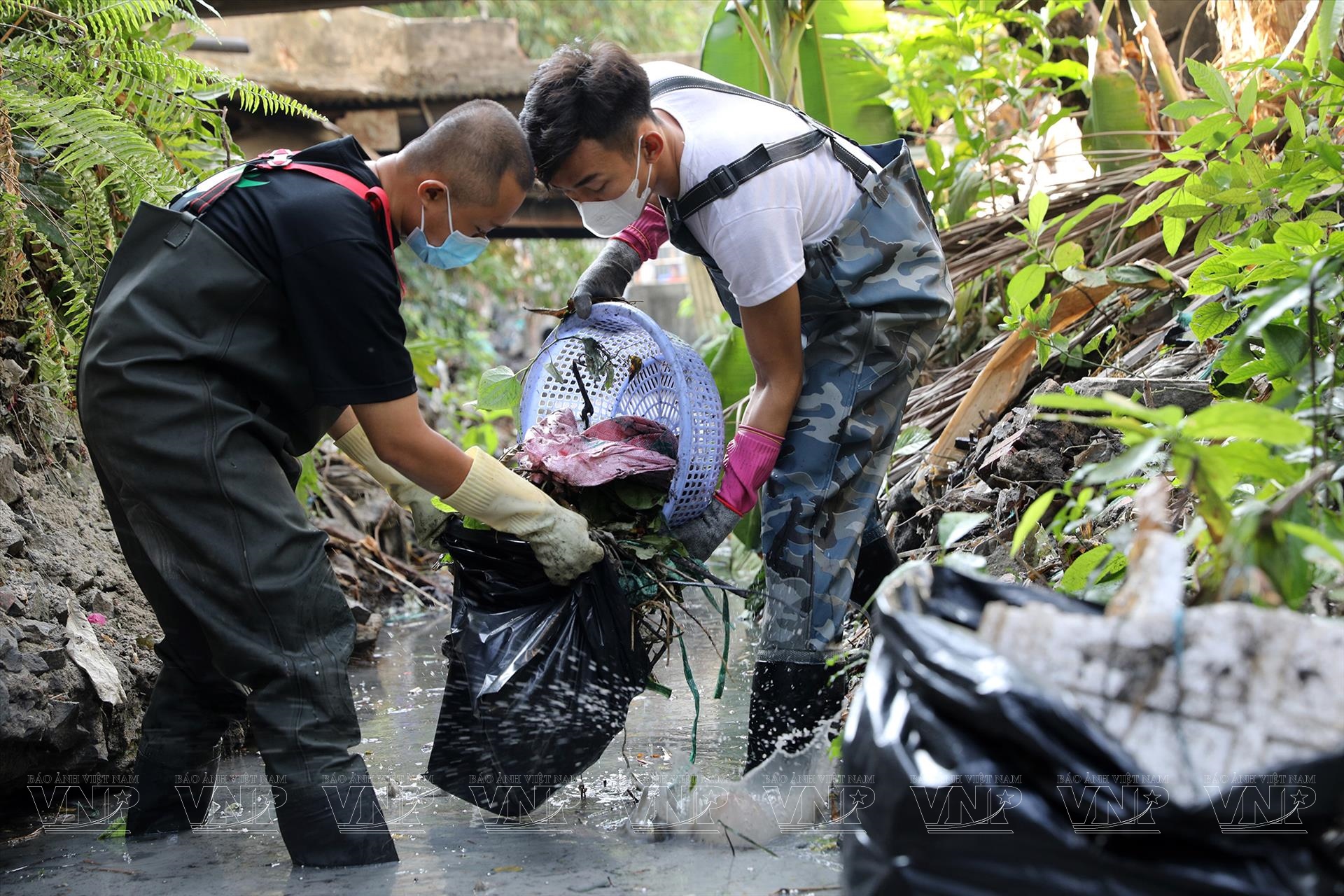 Al Jazeera salue le travail de l équipe de collecte de déchets dans les canaux de Ho Chi Minh-Ville
