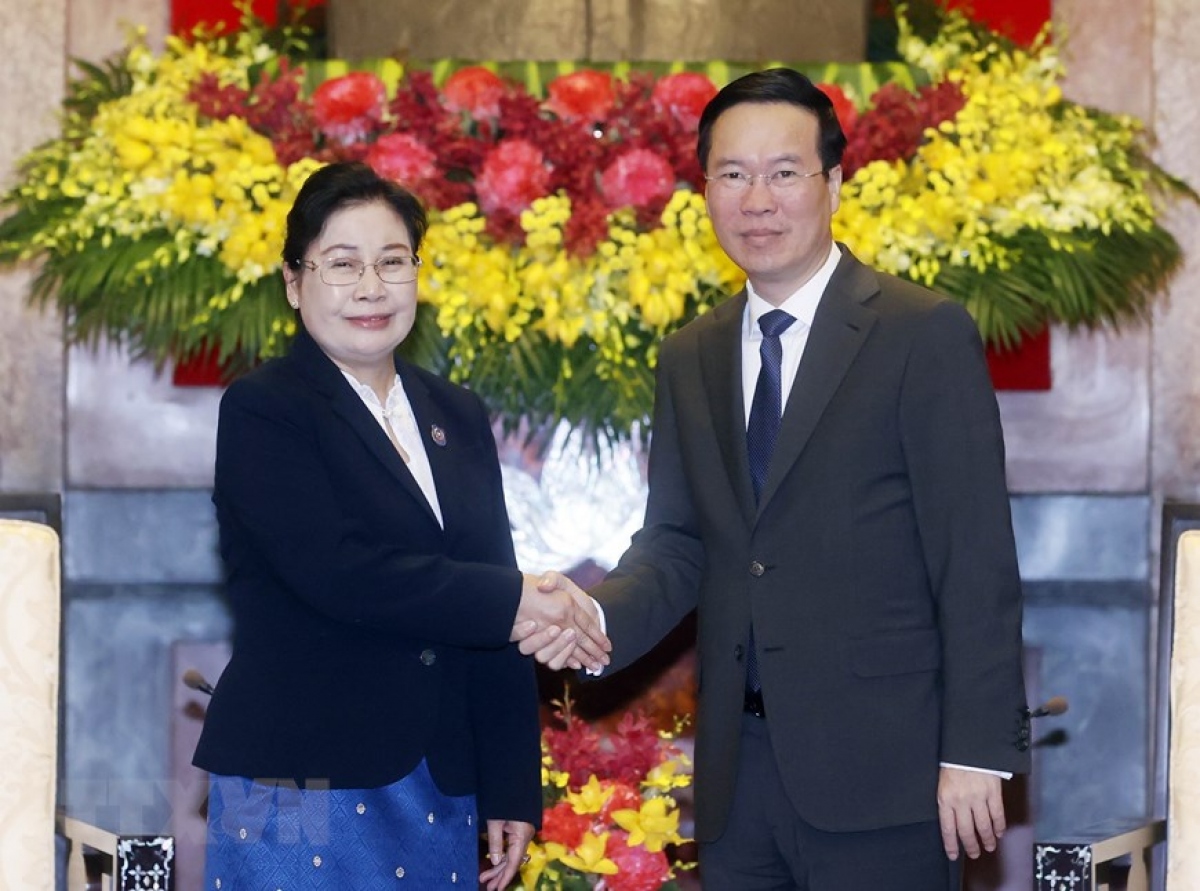 Le président Vo Van Thuong reçoit la présidente de la Cour populaire suprême du Laos