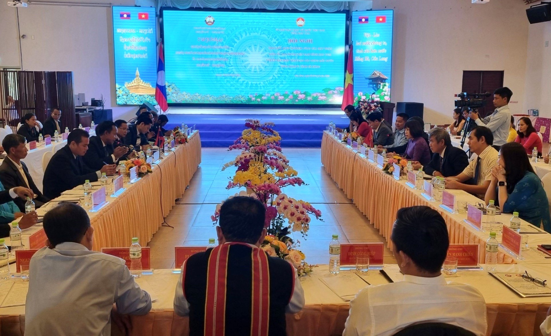 Échange d expériences sur le travail de front entre Kon Tum et des provinces lao