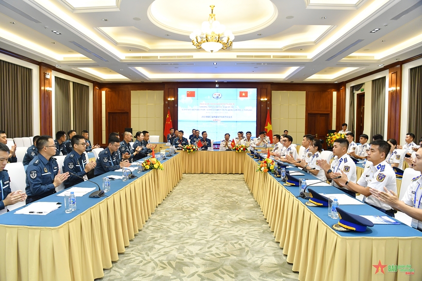 Des jeunes officiers des garde-côtes vietnamiens et chinois se rencontrent à Hanoi