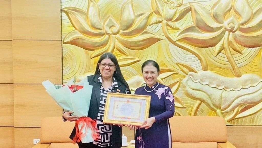 L’ambassadrice du Venezuela au Vietnam décorée de l’Insigne de l’amitié