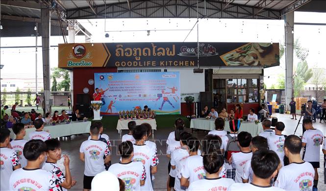 Tournoi de badminton pour les Vietnamiens au Laos 2023