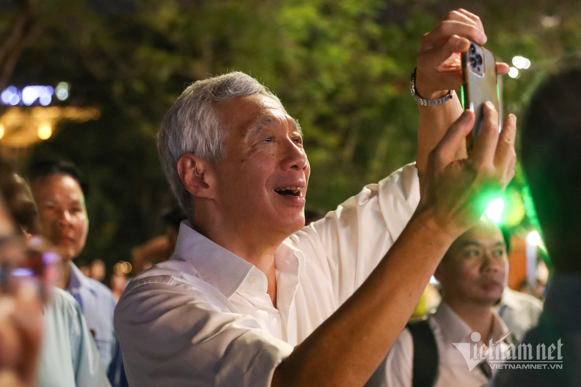 Le Premier ministre singapourien se promène au bord du lac Hoan Kiem