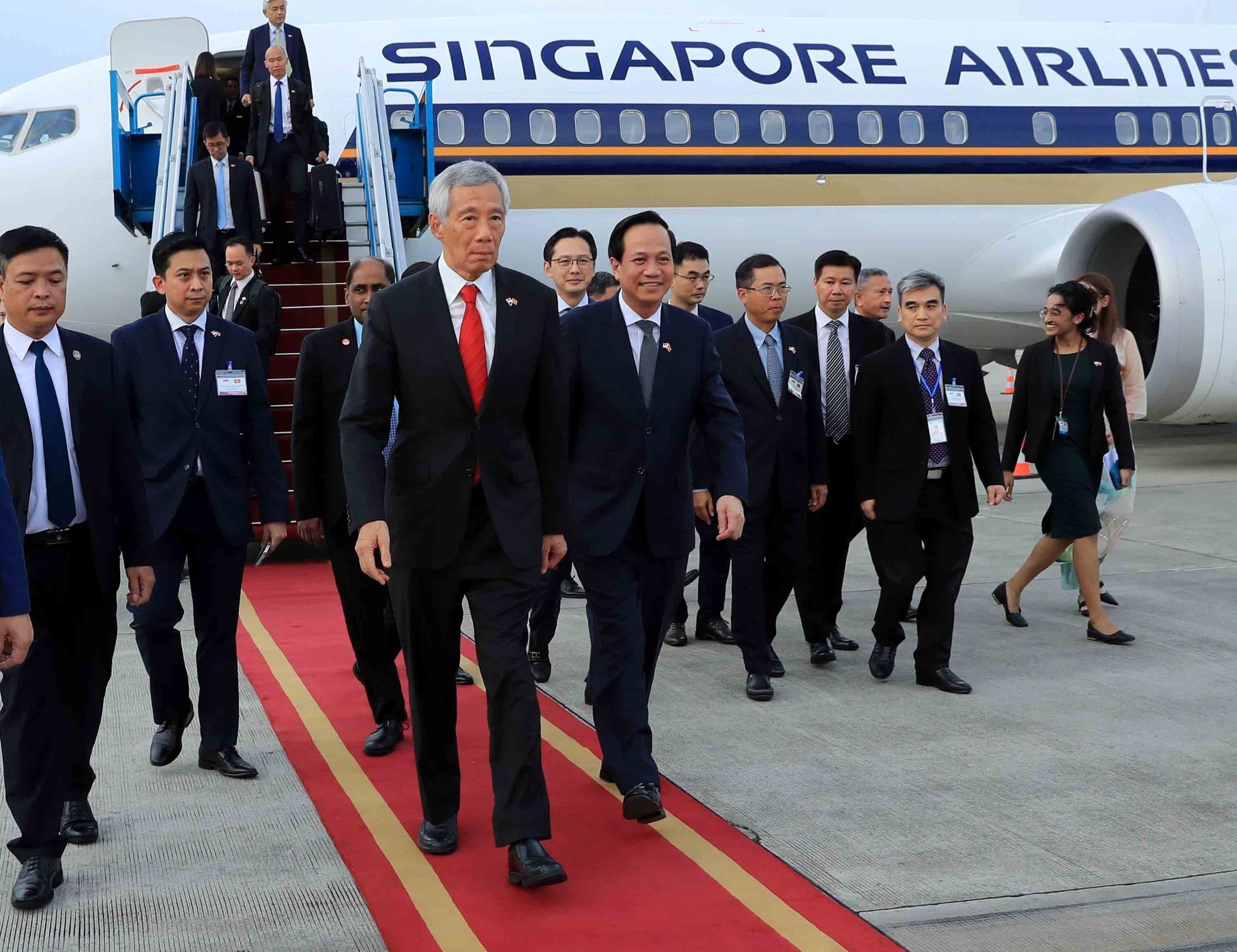 Le Premier ministre singapourien arrive à Hanoï pour une visite officielle au Vietnam