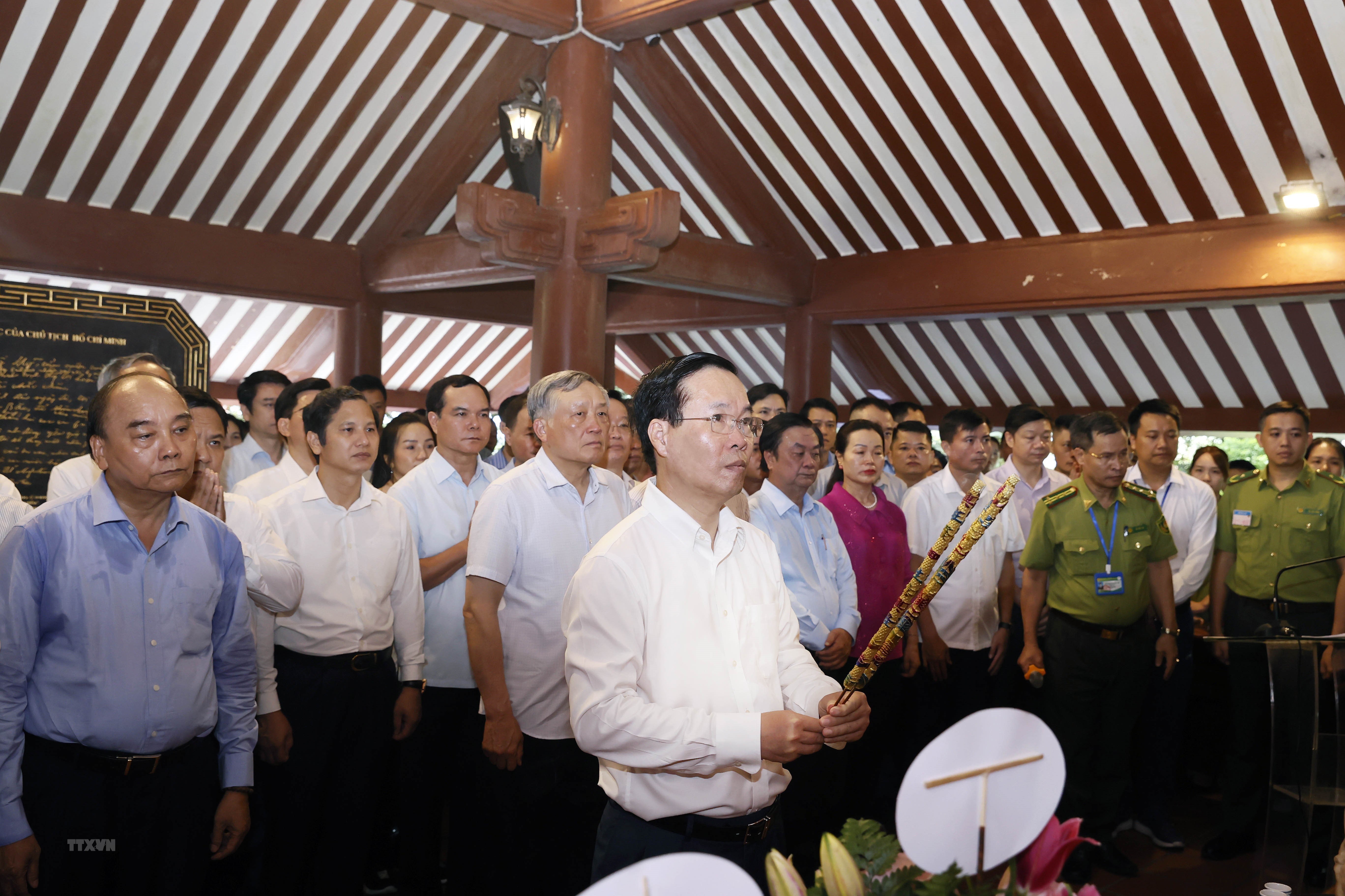 Le chef de l’État Vo Van Thuong rend hommage au Président Hô Chi Minh