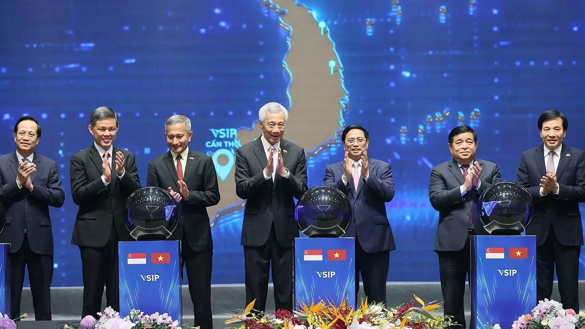 Les Premiers ministres vietnamien et singapourien à une conférence sur la promotion de l’investissement