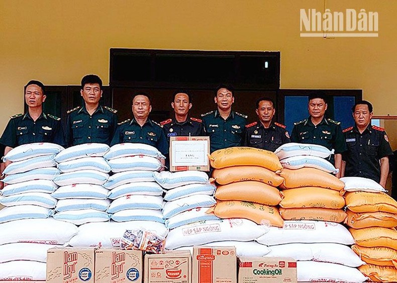 Don de riz du Vietnam aux gardes-frontières du Laos
