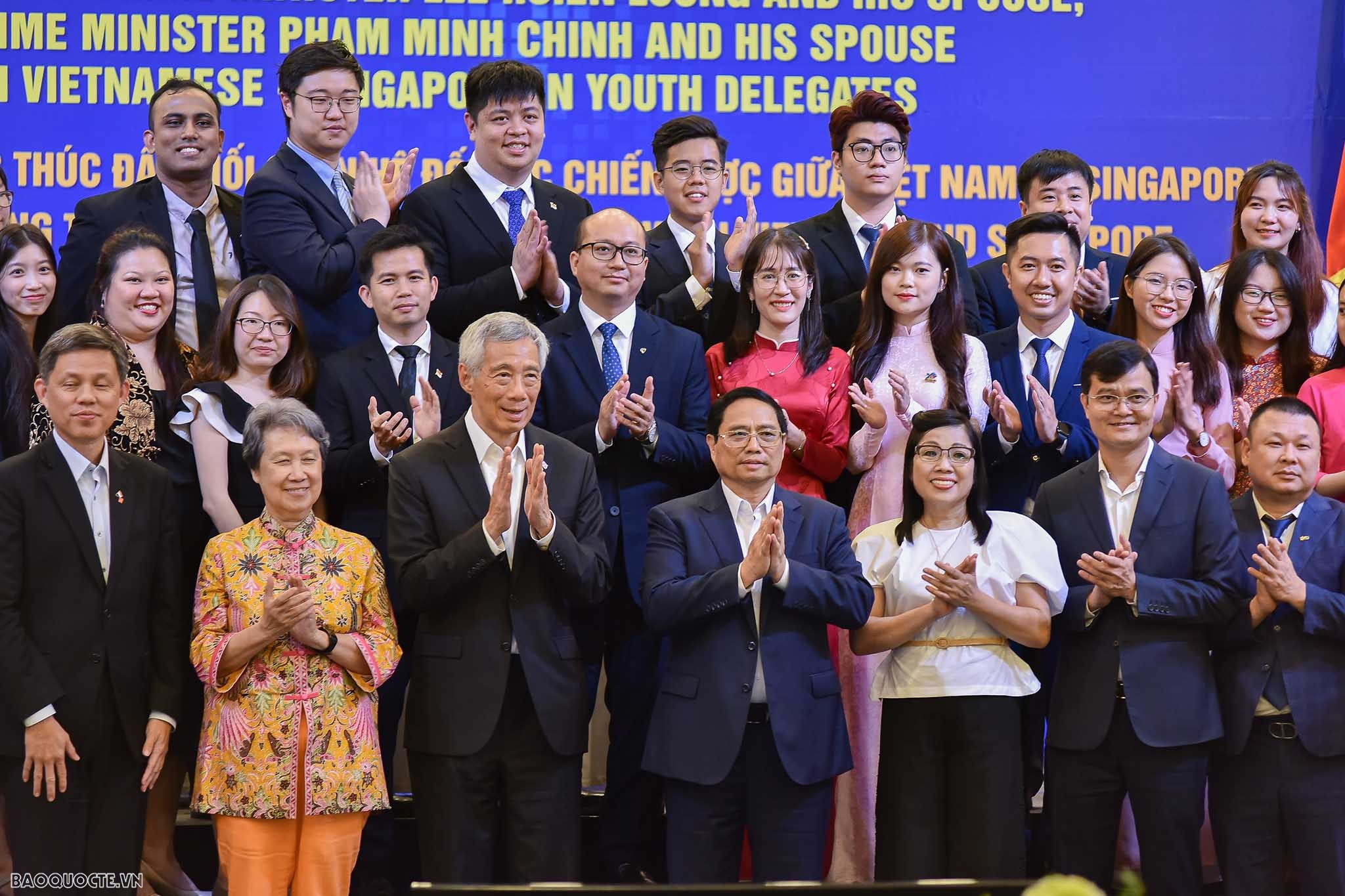 Les Premier ministres vietnamien et singapourien prennent part à un dialogue avec des jeunes exemplaires
