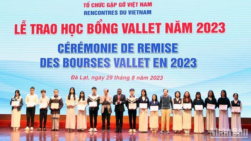 Plus de 2,5 milliards de dongs de bourses Odon Vallet remis à des élèves défavorisés