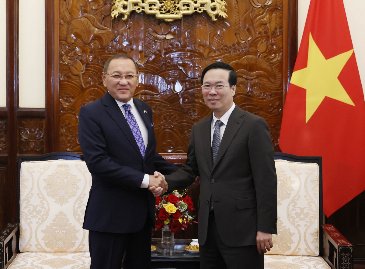 Le président de la République reçoit l’ambassadeur du Kazakhstan au Vietnam