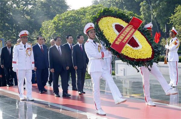 Fête nationale Les dirigeants rendent hommage au Président Ho Chi Minh en son mausolée