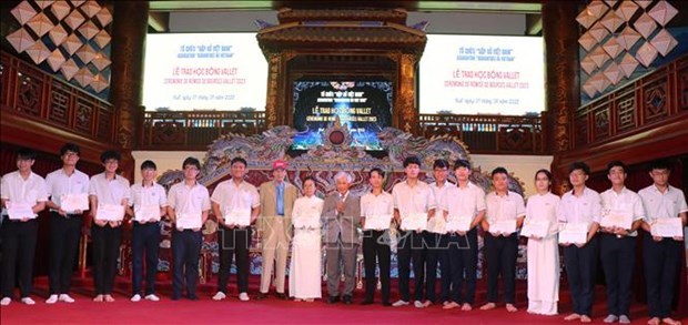 Remise des bourses Odon Vallet à 220 étudiants à Thua Thiên-Huê