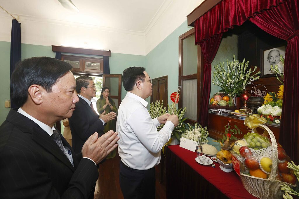 Le président de l’Assemblée nationale rend hommage au Président Hô Chi Minh