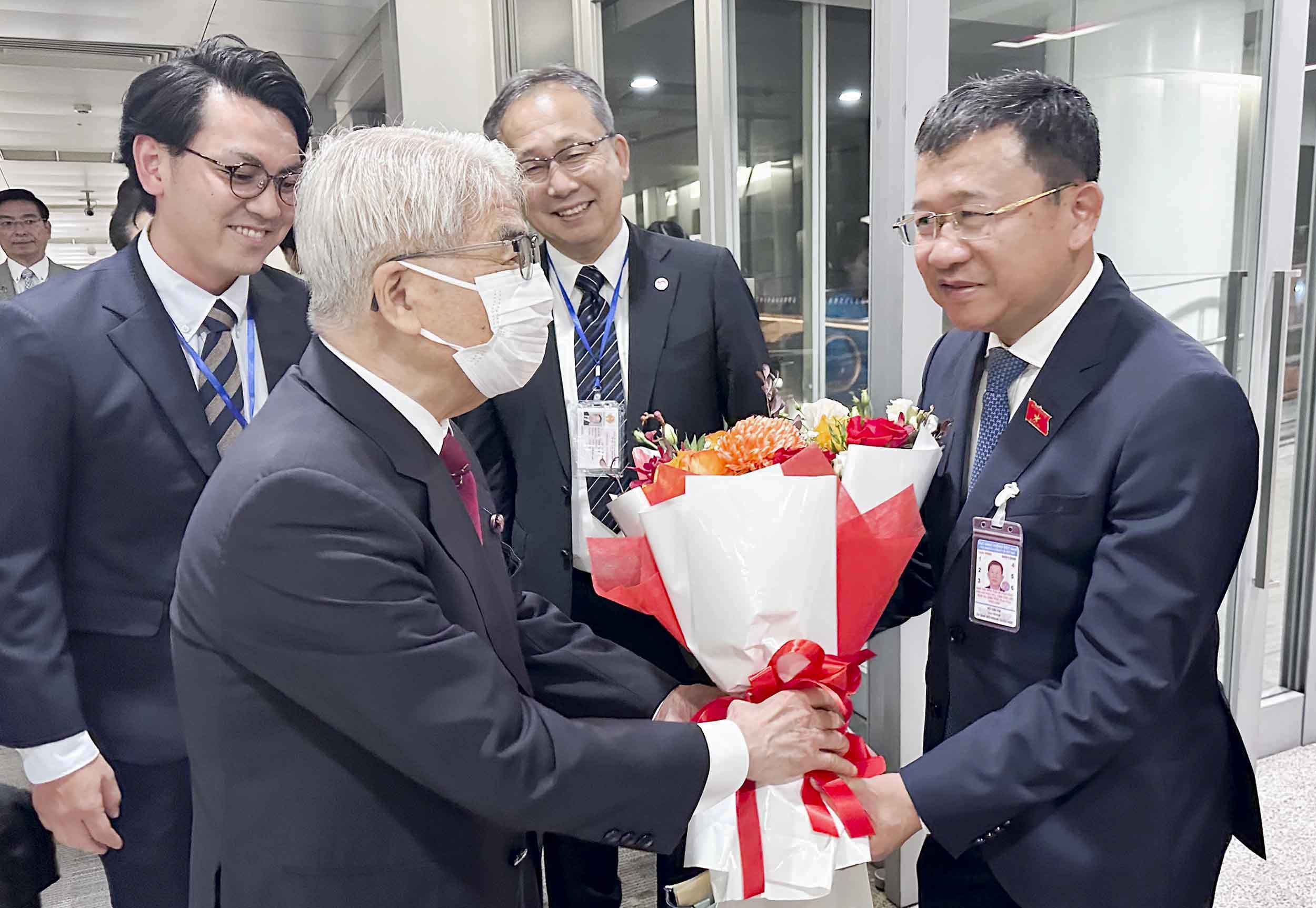 Le président de la Chambre des conseillers du Japon entame sa visite officielle au Vietnam