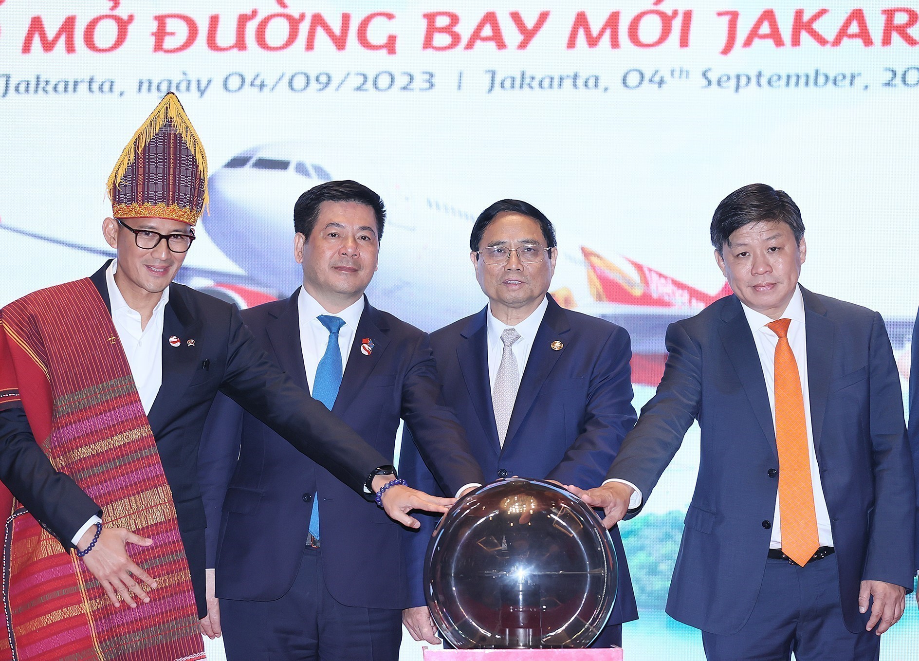 Le Premier ministre à la cérémonie d’ouverture de la ligne aérienne directe Jakarta-Hanoï de Vietjet