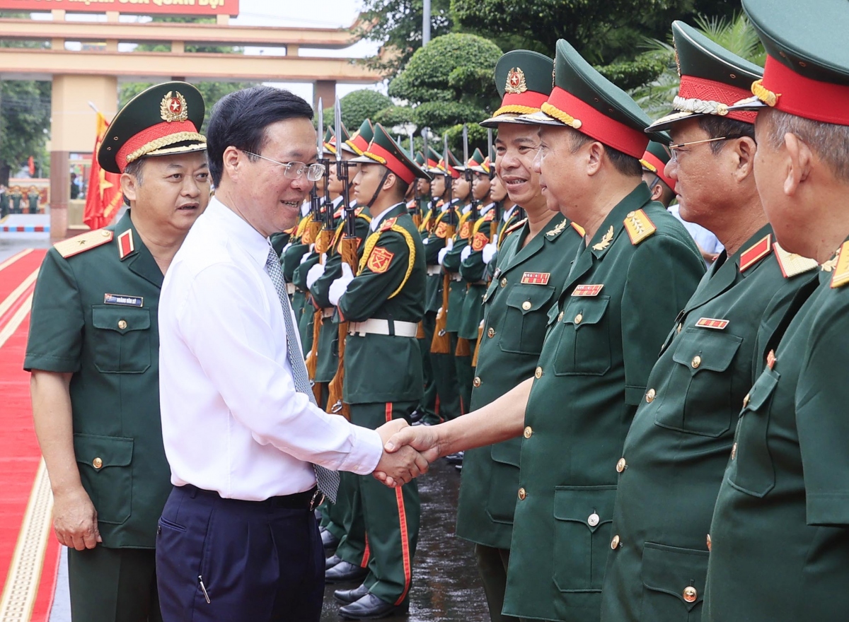 Le président Vo Van Thuong rend visite à la Légion 15
