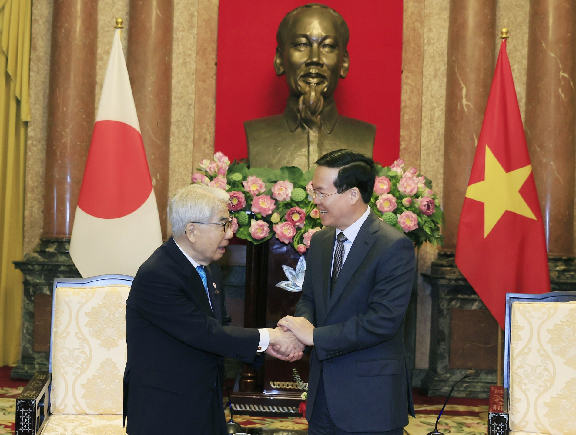 Le président Vo Van Thuong reçoit le président de la Chambre des conseillers du Japon