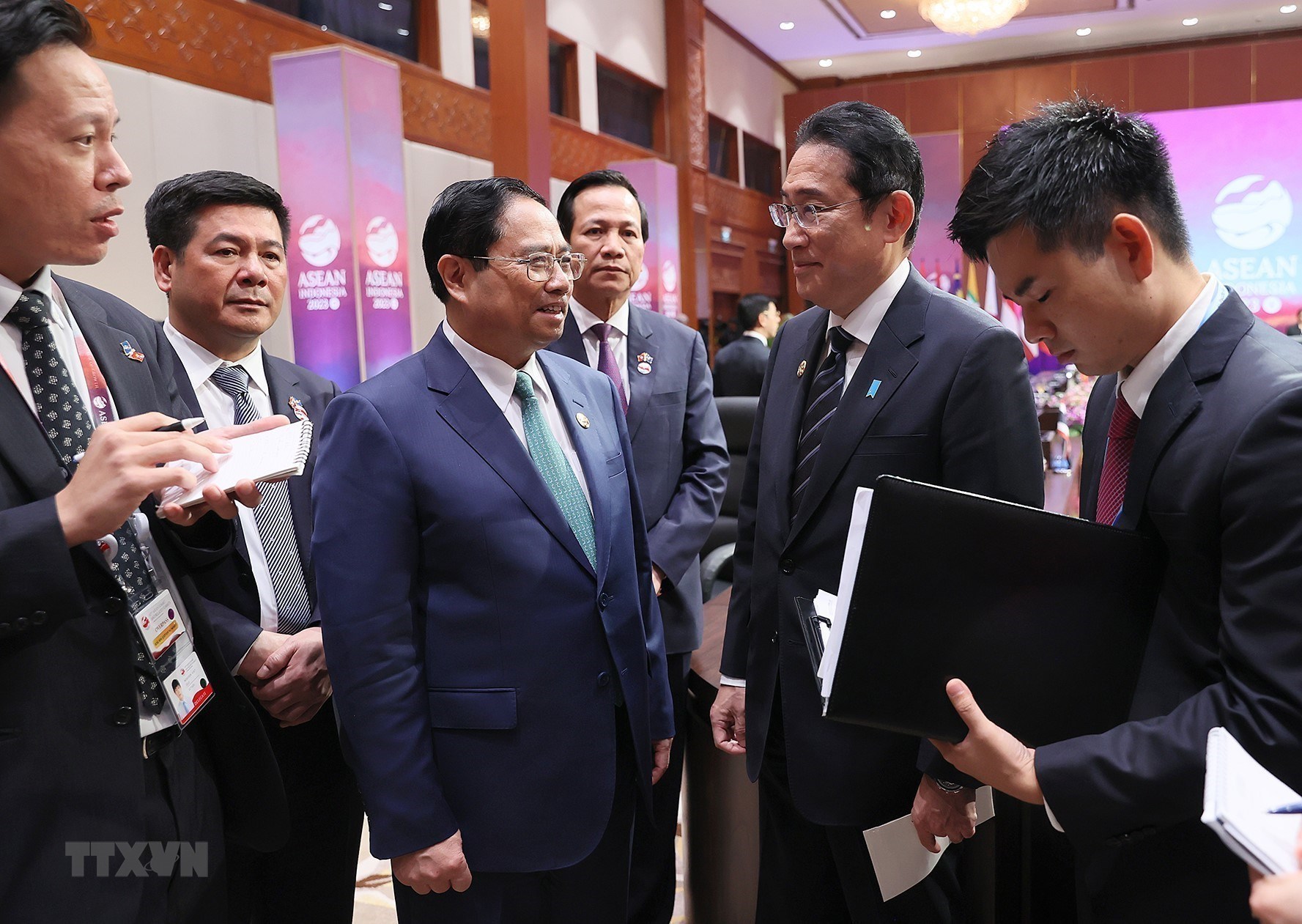 Le Premier ministre Pham Minh Chinh rencontre son homologue japonais en Indonésie
