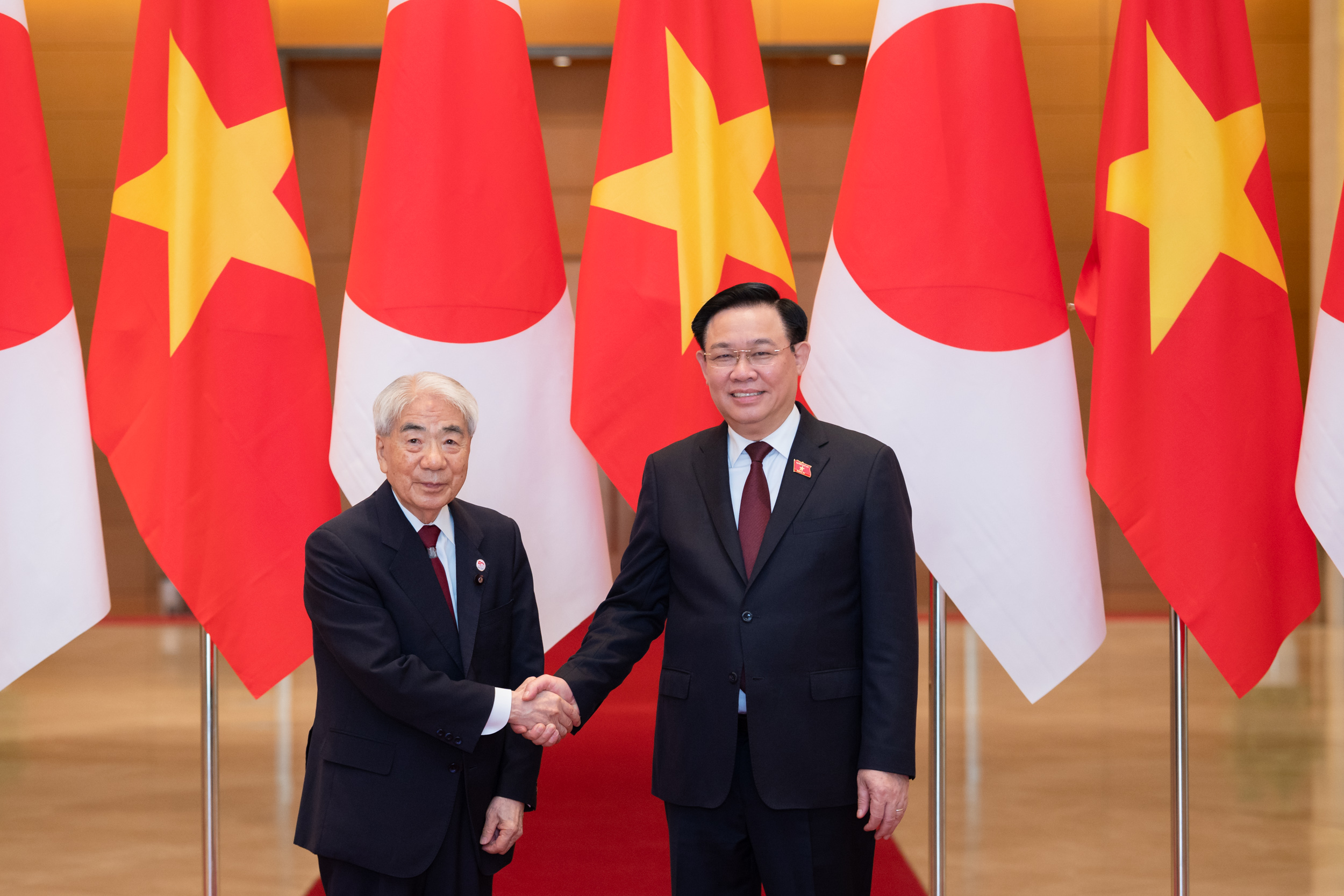 Le président de la Chambre des conseillers du Japon termine sa visite au Vietnam