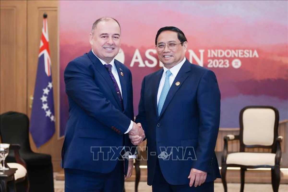 Le Premier ministre Pham Minh Chinh rencontre son homologue des Îles Cook en Indonésie