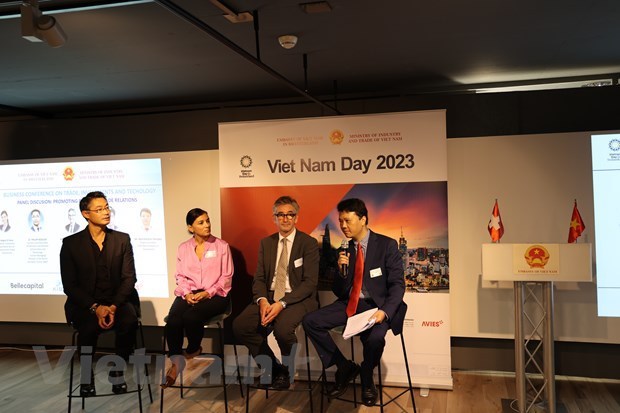 Échange de vue sur la coopération Vietnam-Suisse dans le commerce, l investissement et la technologie à Genève