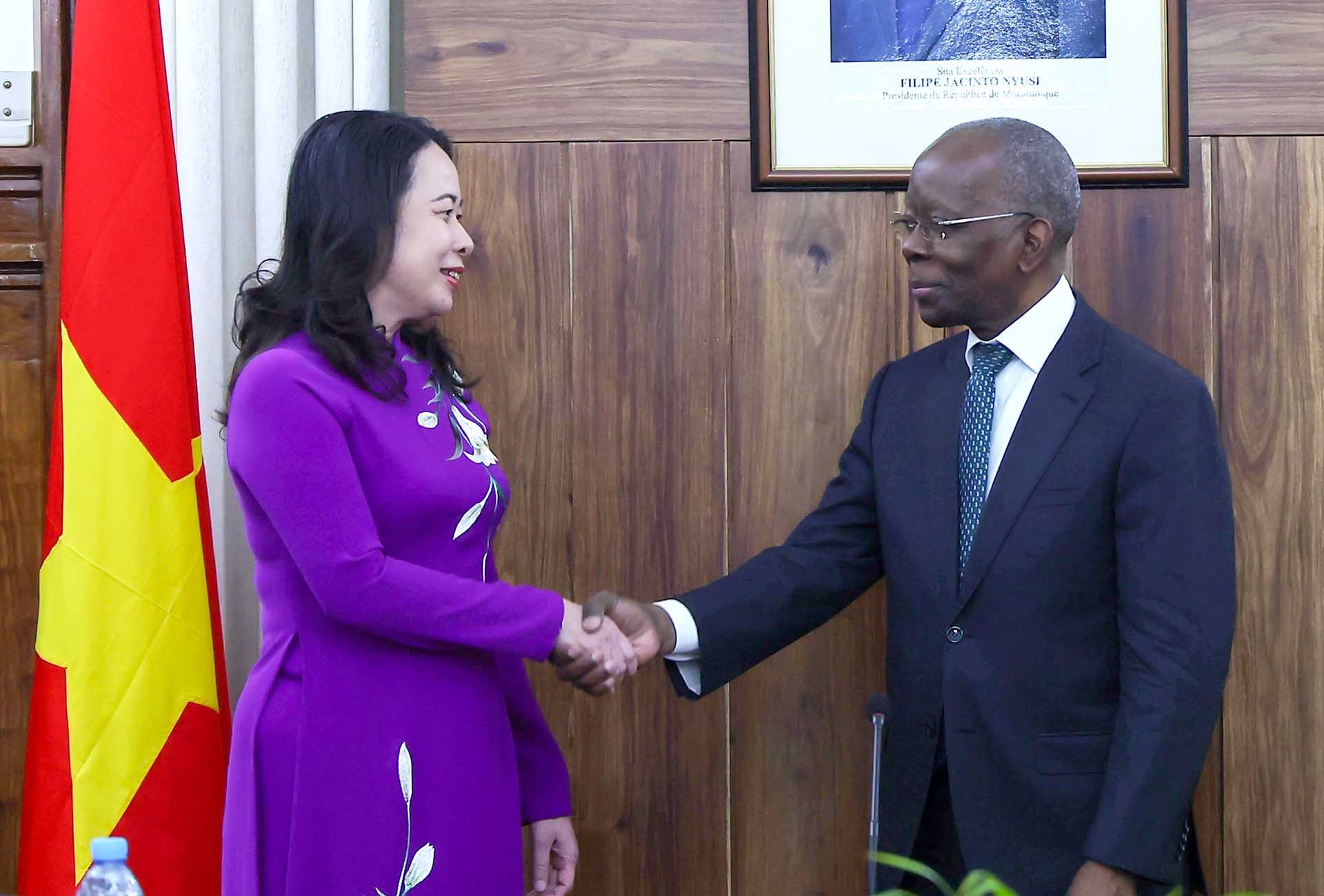 La vice-présidente vietnamienne Vo Thi Anh Xuân s’entretient avec le Premier ministre mozambicain